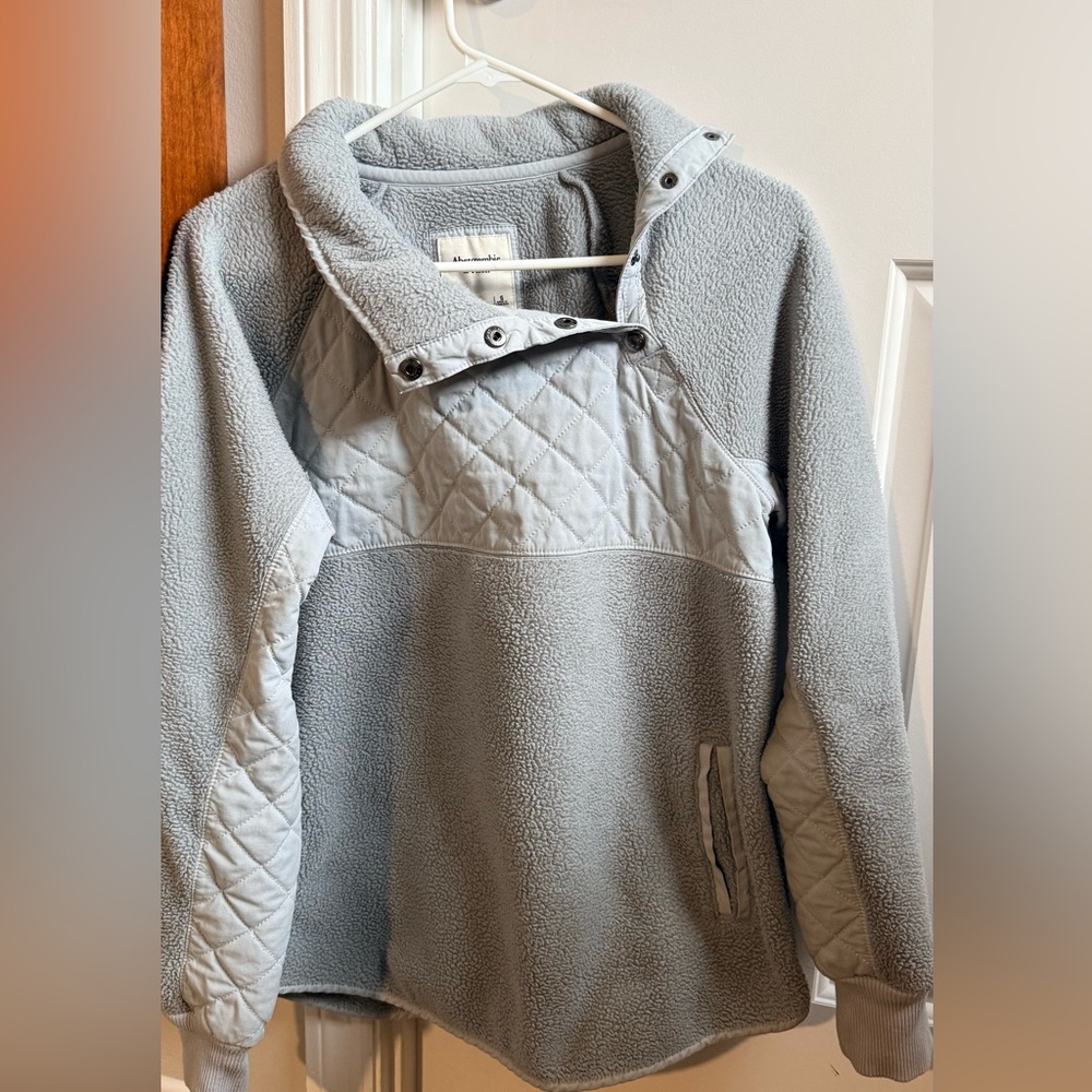 Abercrombie & Fitch women’s Light Gray Quilted Fleece Jacket